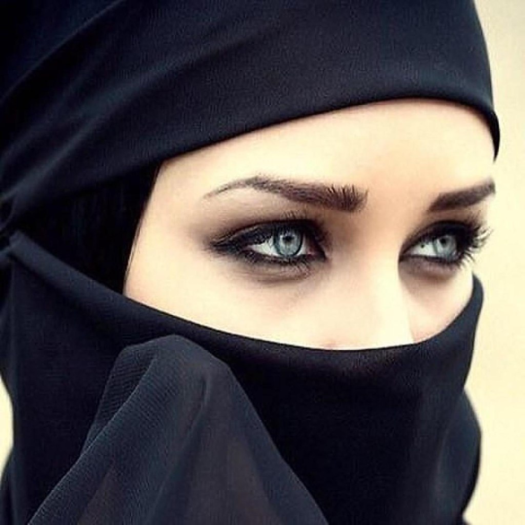 Без паранджи. Арабские женщины. Хиджаб. Девушка в хиджабе. Красивая женщина в парандже.