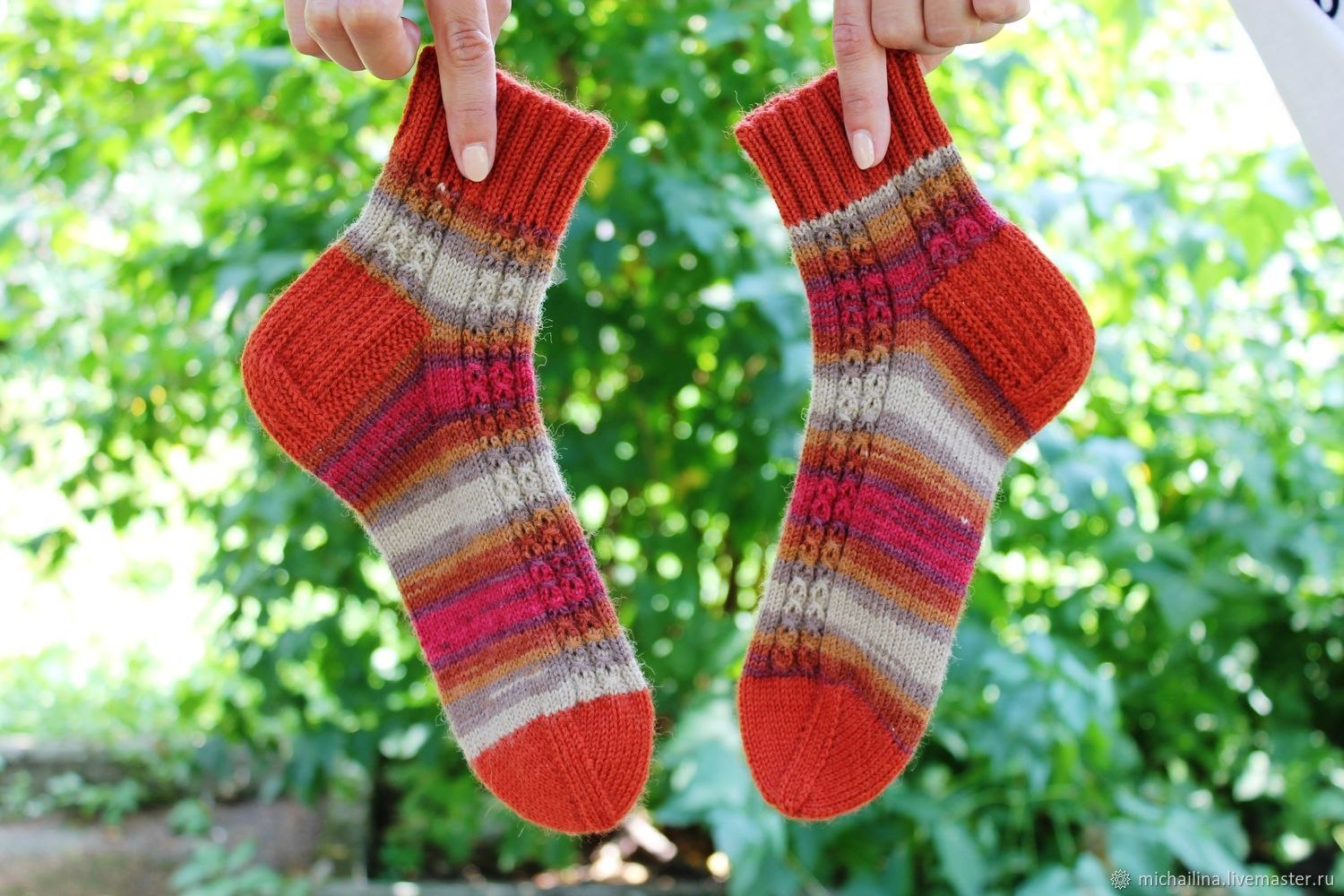 Про носочки. Вязаные носки. Цветные вязаные носки. Носки спицами красивые. Необычные вязаные носки.