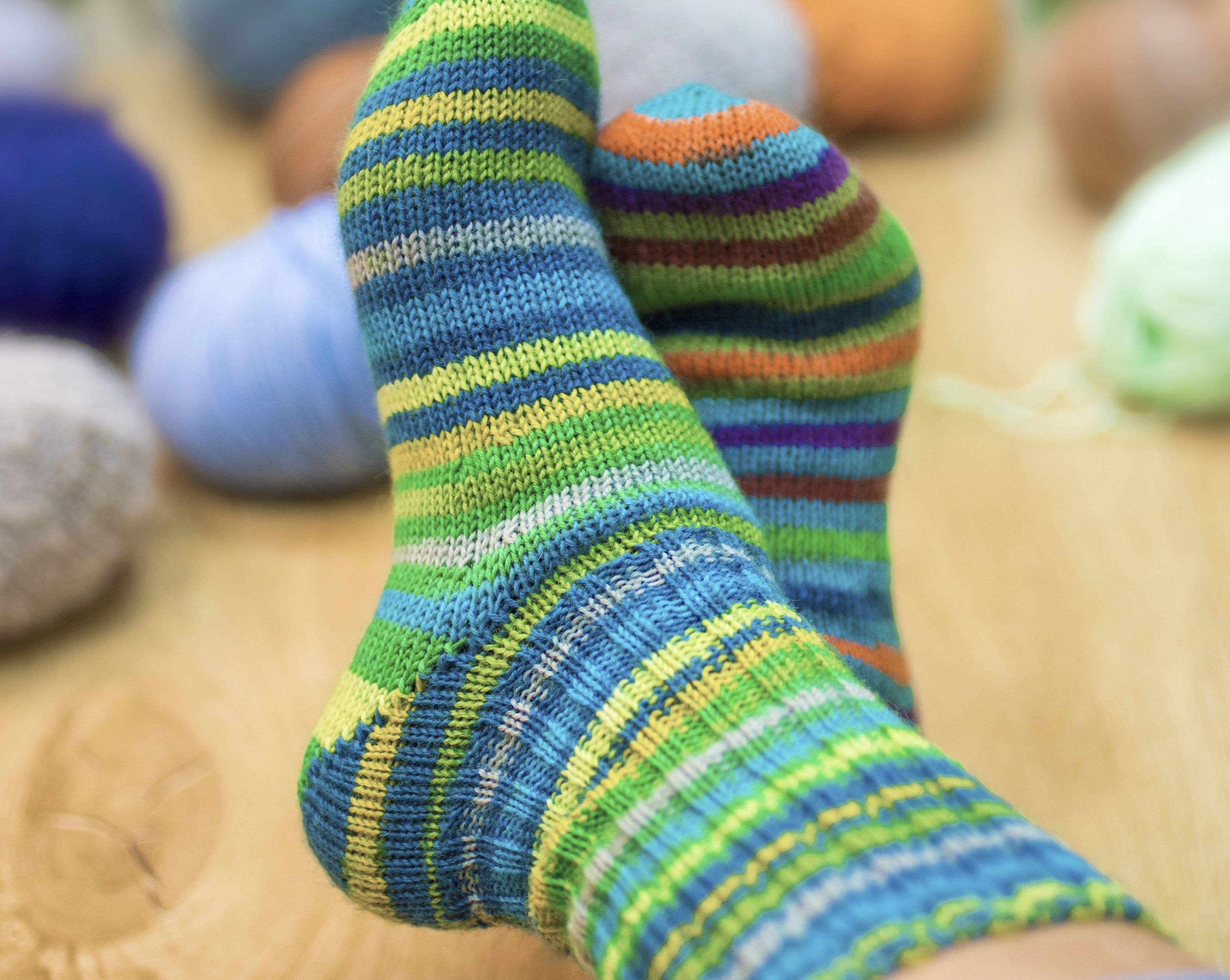 Носочка пряжа. Носки из Ализе супервош. Вязаные носки. Оригинальные вязаные носки. Цветные вязаные носки.