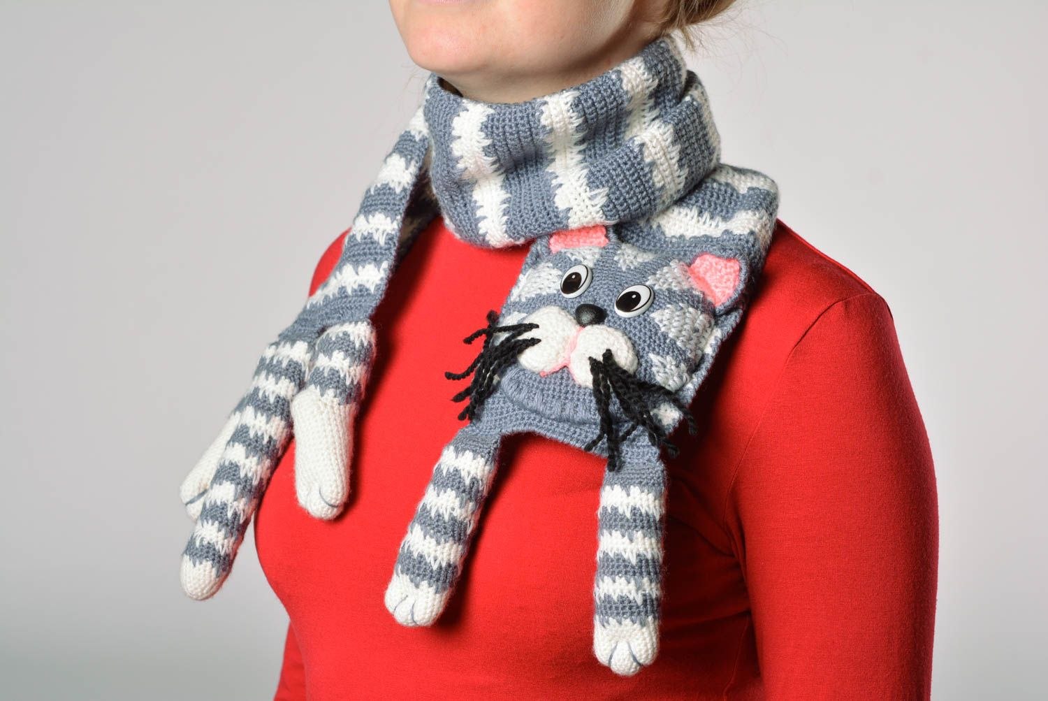 Шарф игрушке. Кот в шарфе. Шарф для игрушки. Вязаный шарф котик. Необычные вязаные шарфы.