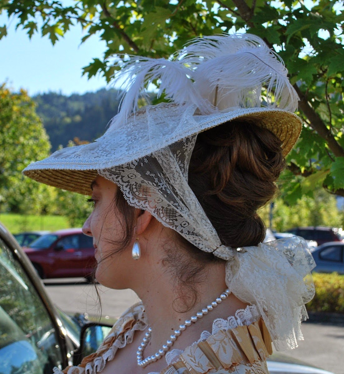 По верх платка была надета шляпа. Шапо Бержер. Шляпы 18 века. Шляпка в стиле 18 века. Шляпы 18 века женские.