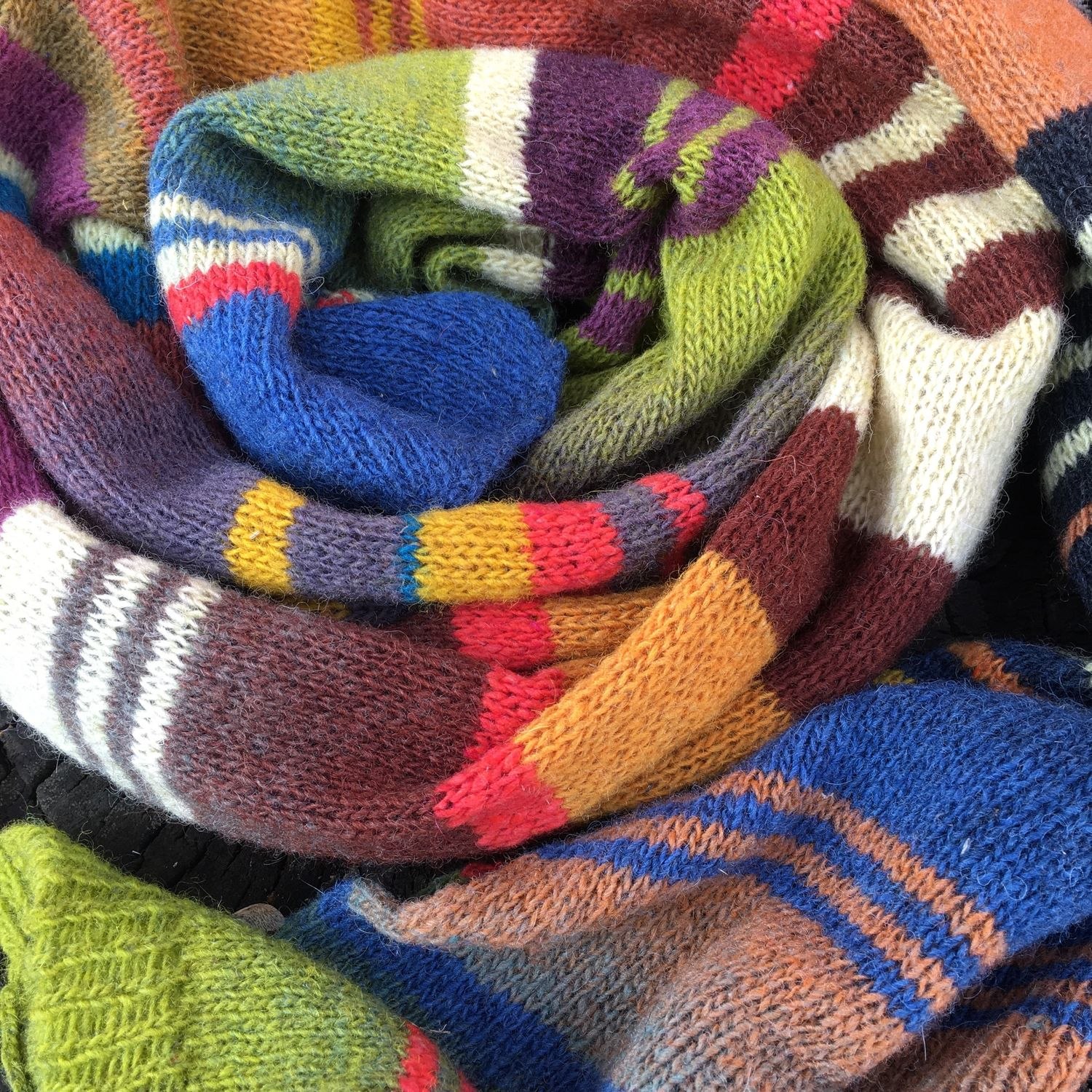 Цветной шарф. Полосатый шарф. Вязаный шарф в полоску. Разноцветный шарф в полоску. Многоцветные вязаные шарфы.