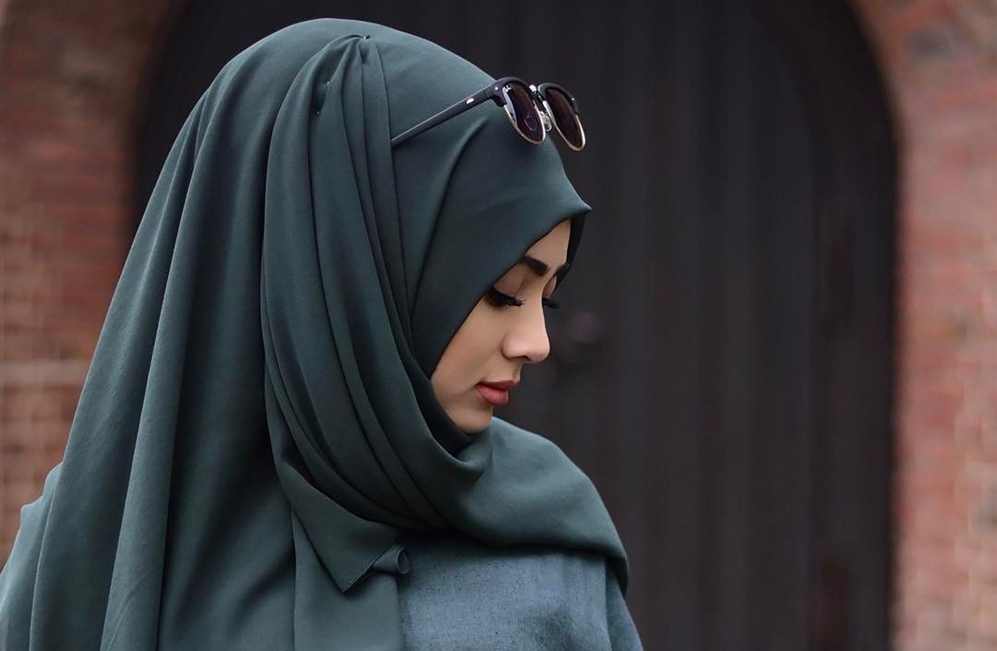 Послушать мусульманский. Салихат Касумова никаб. Девушка в хиджабе.