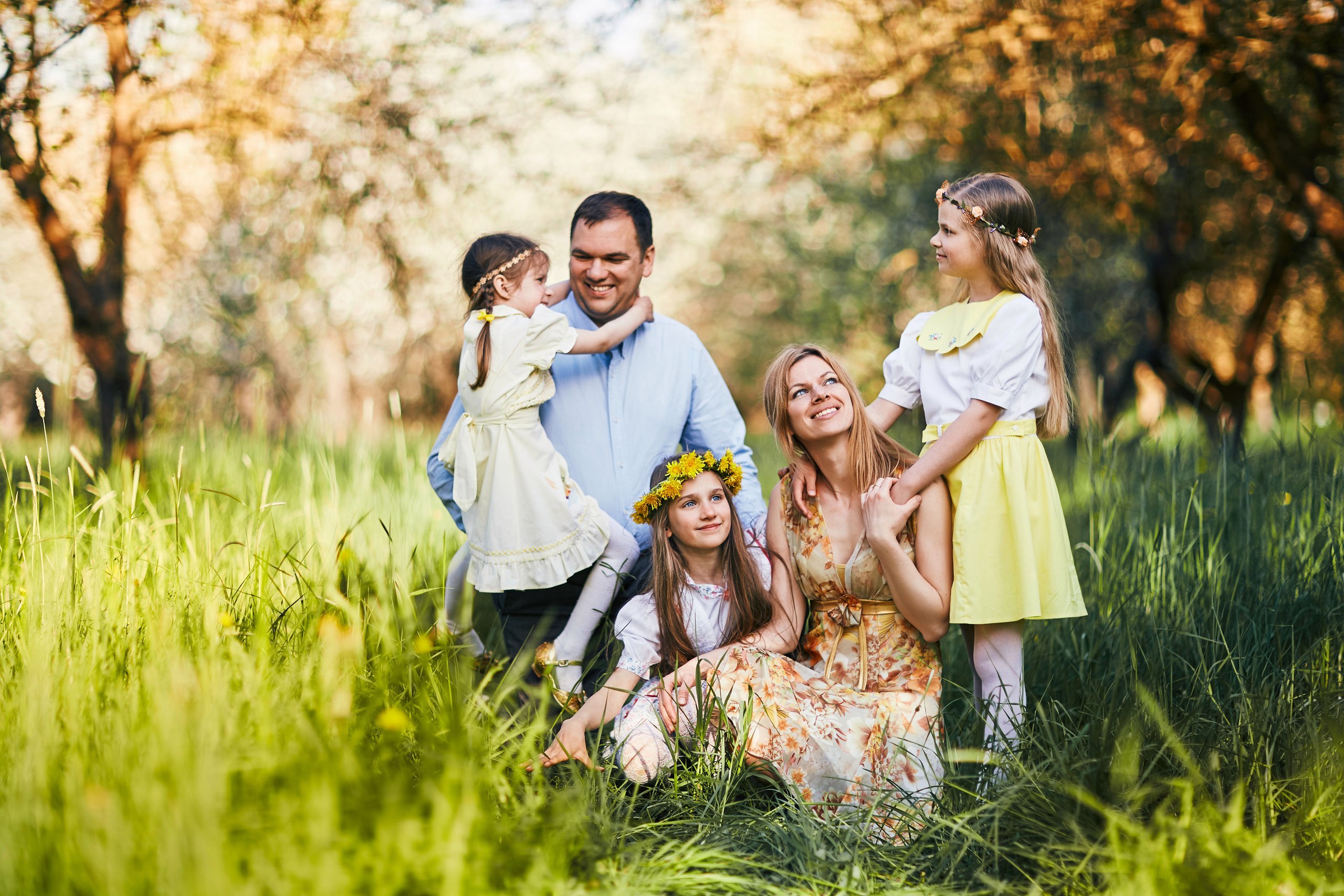 Межрегиональные семьи. Семейная фотосессия на природе. Фотосессия семьи на природе. Счастливая семья. Счастливая семья на природе.