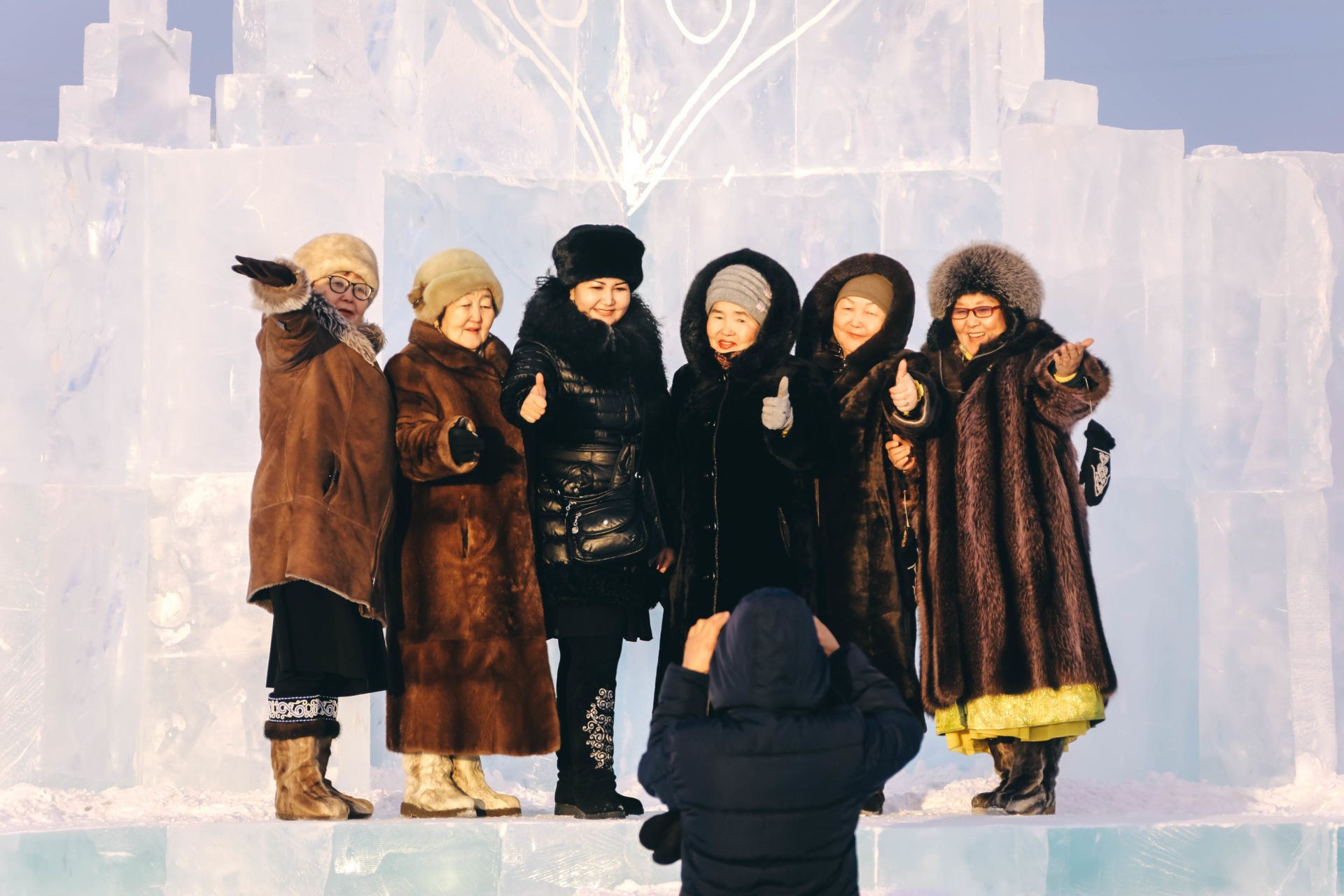 Якутские зимние. Якутия зима люди. Зима начинается с Якутии. Якутск зима люди. Якуты зимой.