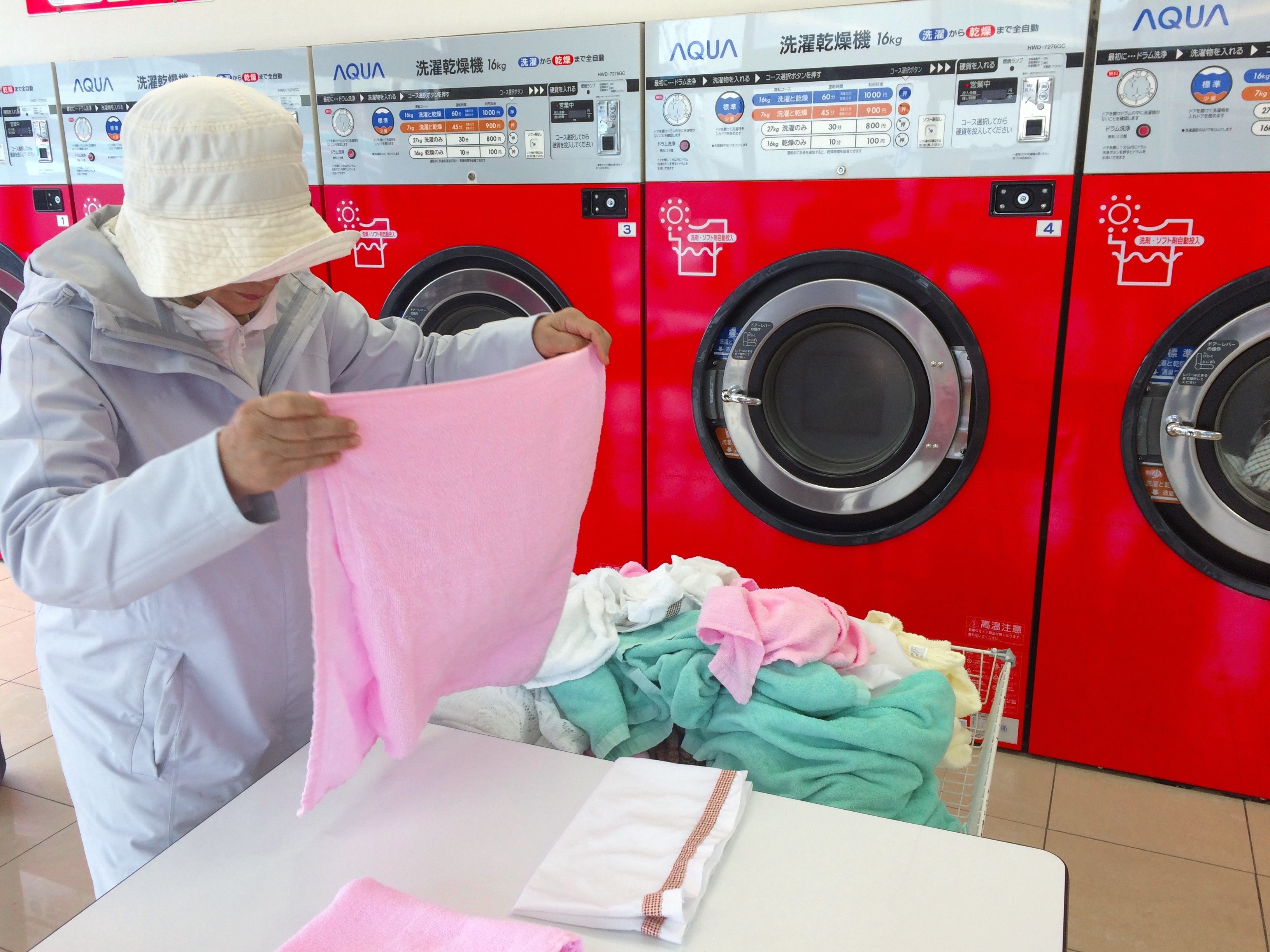 Laundry cleaning. Японская стиральная машинка. Прачечная. Стиральная машинка профессиональная для прачечной. Стирка Прачечная.