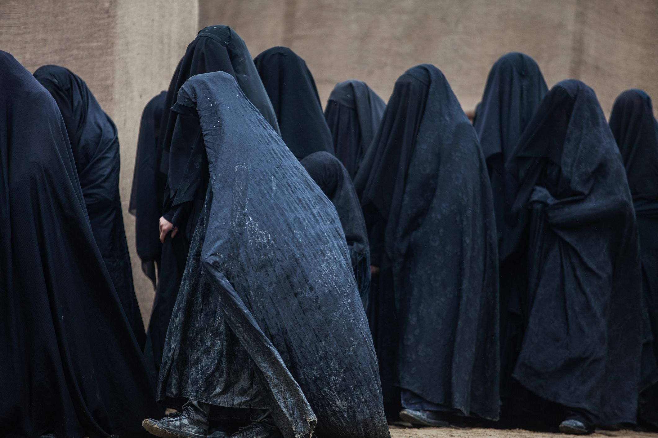 Мусульманский поп. Бурка Афганистан. Бурка одежда женская мусульманская. Бурка чадра.