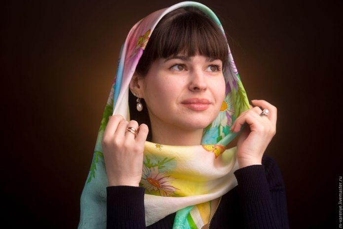 Девушки в платках на голове
