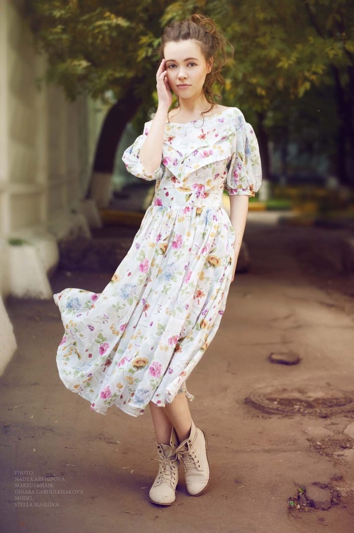Женственная девушка в платье