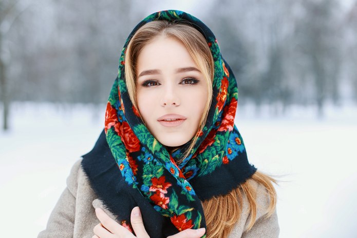 Девушка в платке зимой
