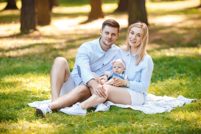 Прогулочная семейная фотосессия летом