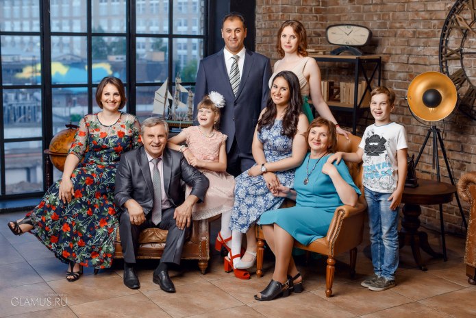 Фотосессия большой семьи в студии