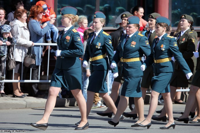 Женщины военные на параде