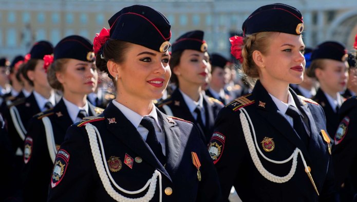 Девушки на параде