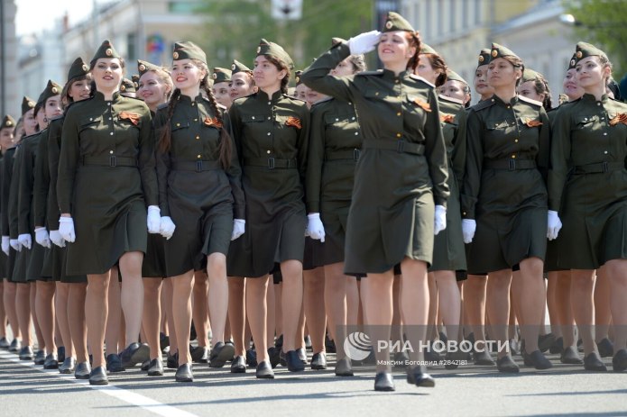 Женщины военные на параде