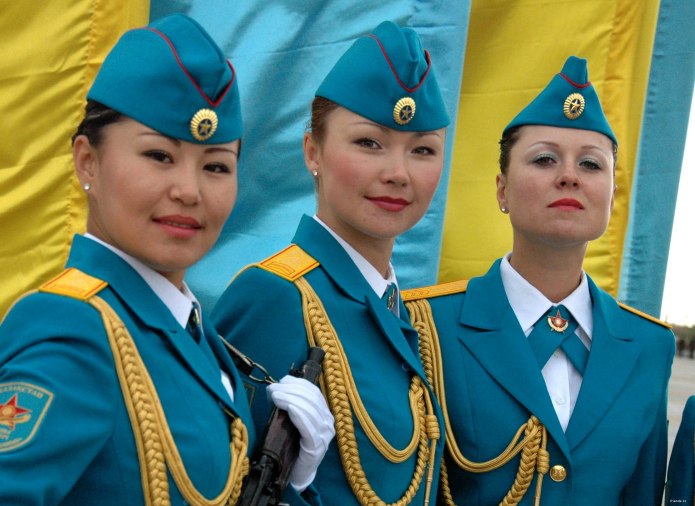 Женщины военные на параде