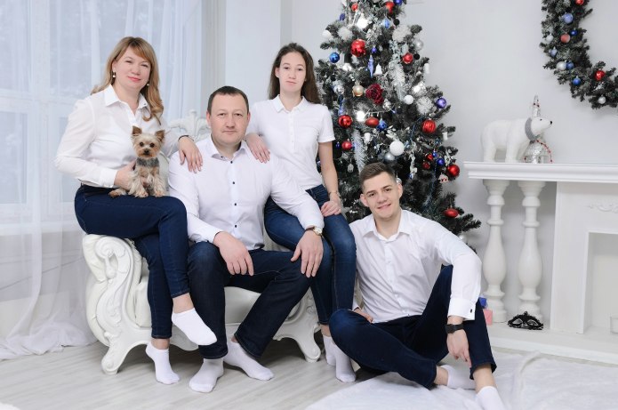 Зимняя фотосессия в студии семейная