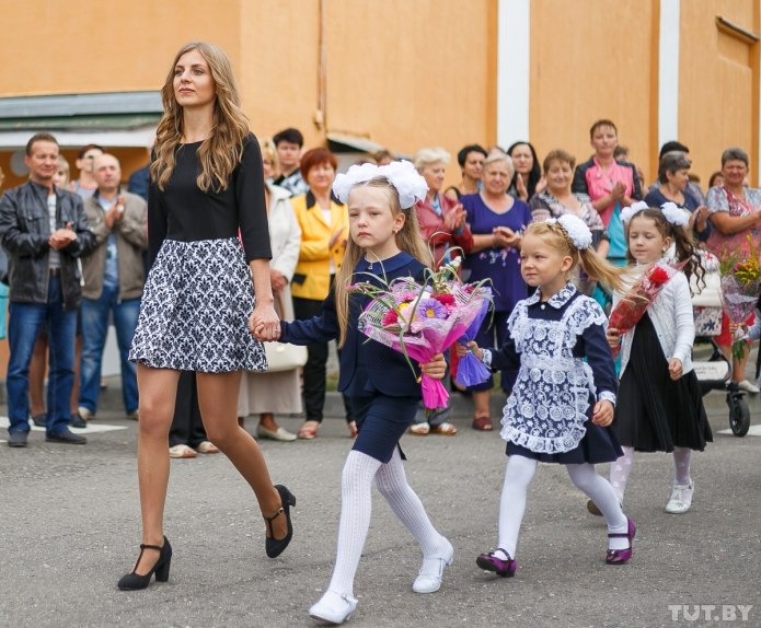 Первоклассника ведут в школу