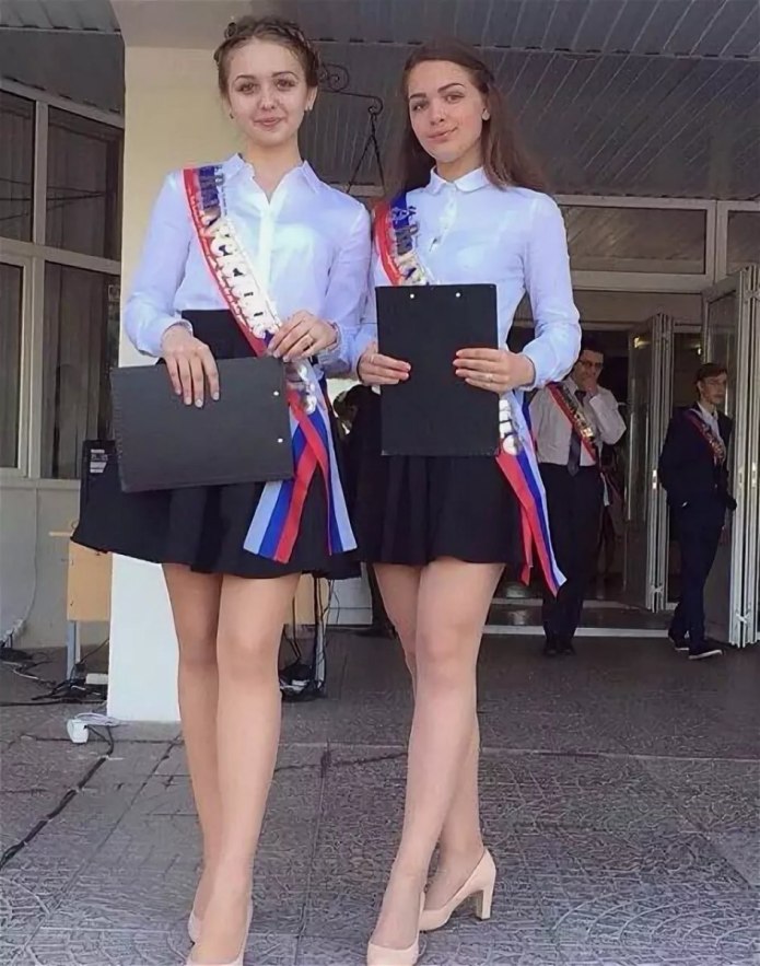 Школьные выпускницы