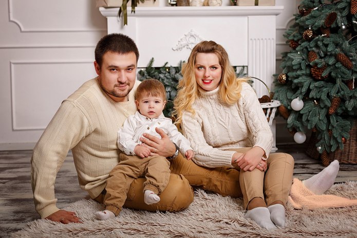 Новогодняя фотосессия в белых свитерах семейная