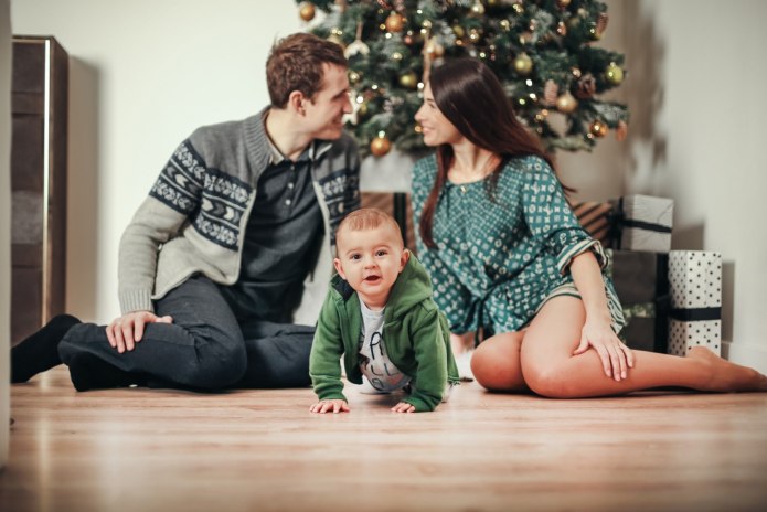 Семейная фотосессия в студии с детьми в черной одежде