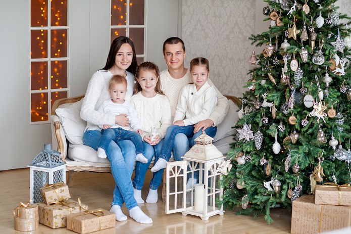 Новогодняя фотосессия в белых свитерах семейная