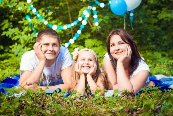 Семейная фотосессия на природе летом