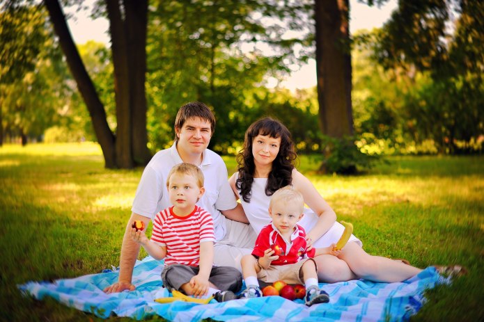 Семейная фотосессия на природе летом