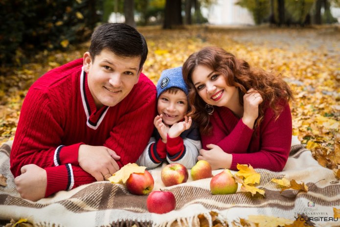 Осенние фотосессии на природе с семьей