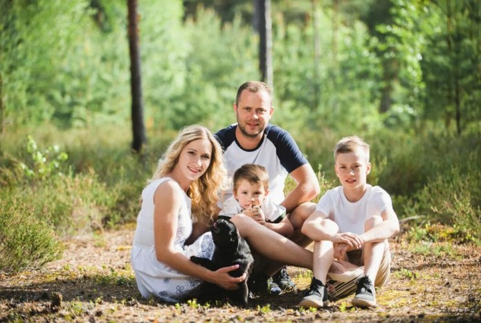 Счастливая семья на природе
