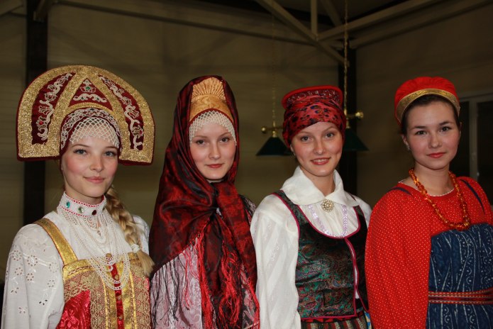 Народные костюмы