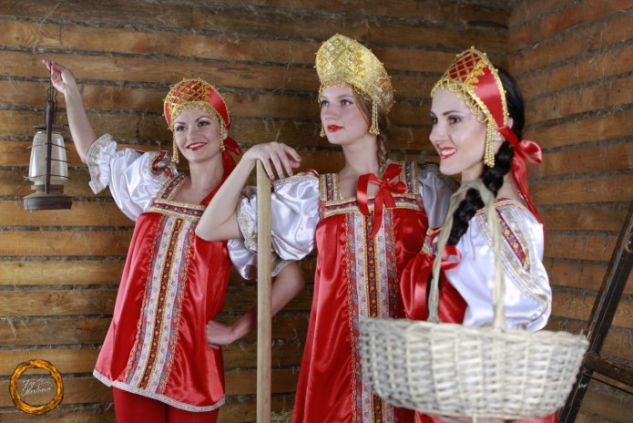 Девушка в народном костюме