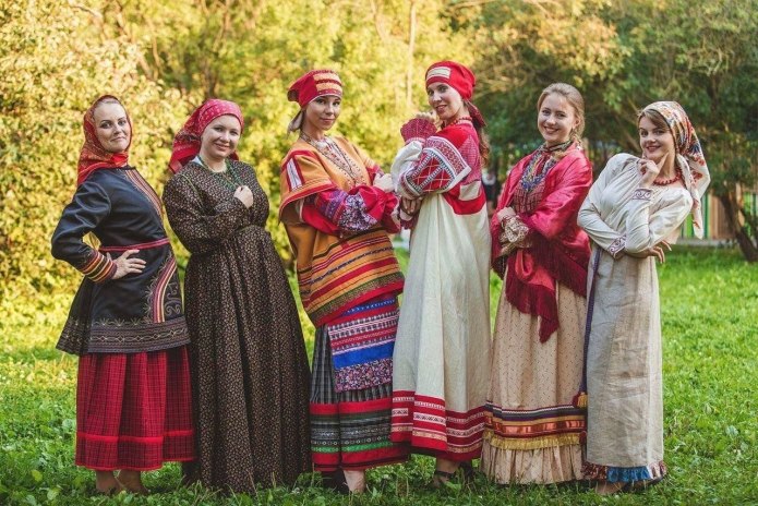 Люди в русских народных костюмах