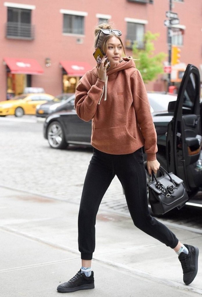Bella Hadid красный спорт костюм
