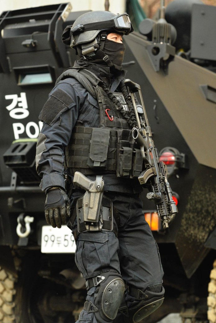 Tactical squad swat. SWAT Special Forces. SWAT LAPD экипировка. SWAT полицейский спецназ США. Спецназ SWAT экипировка.