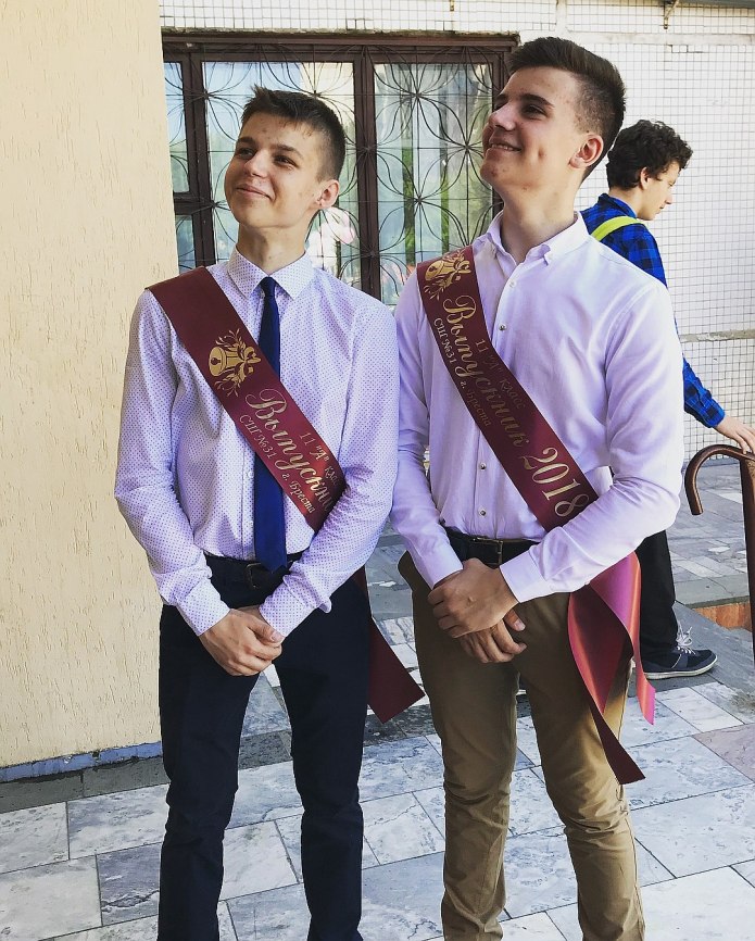 Парни на выпускном