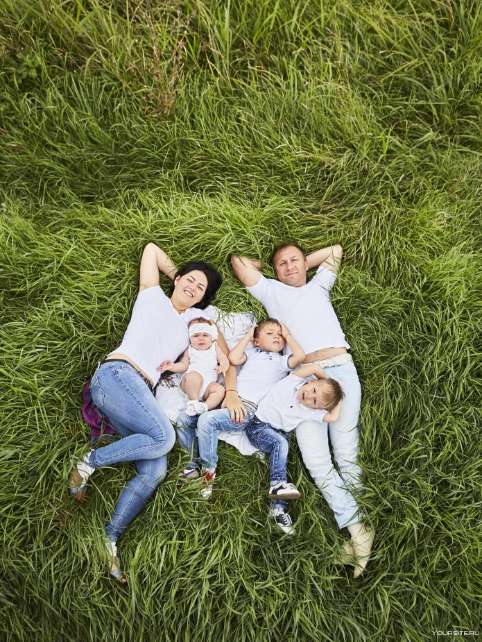 Семейная фотосессия на природе летом