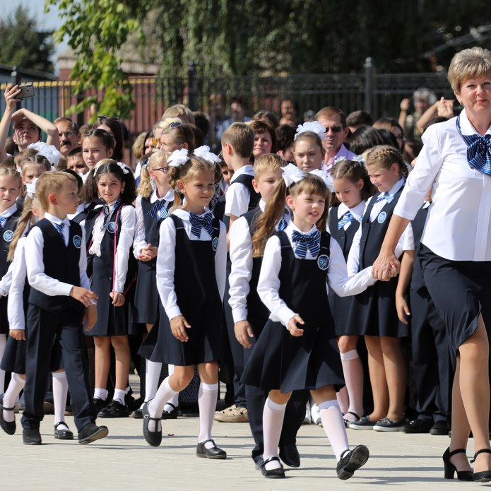 Российские школьники. Школьники идут. Дети идут в российскую школу. Подросток идет в школу.