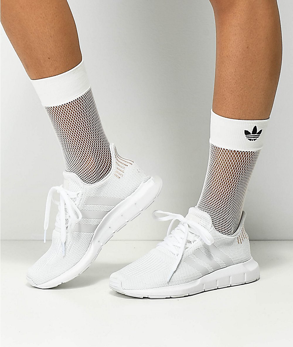Носочки кроссовки. Socks adidas White. Ankle Socks adidas. Adidas ИЗИ белые длинные носки. Кеды Superstar Parley.