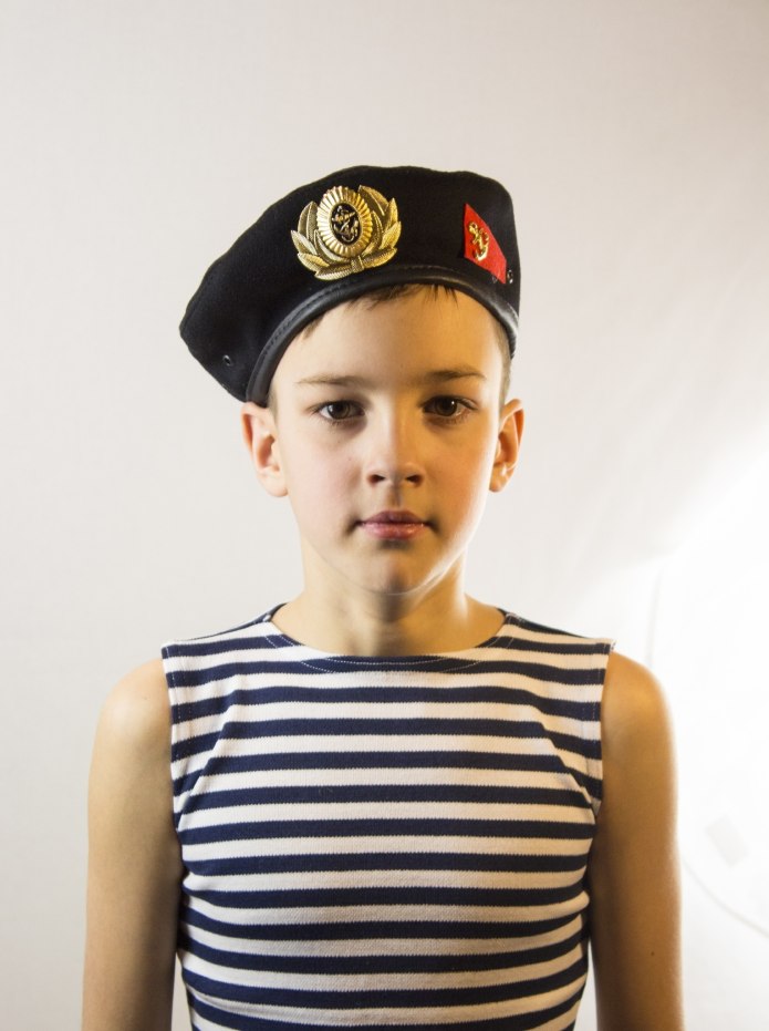Мальчик в тельняшке